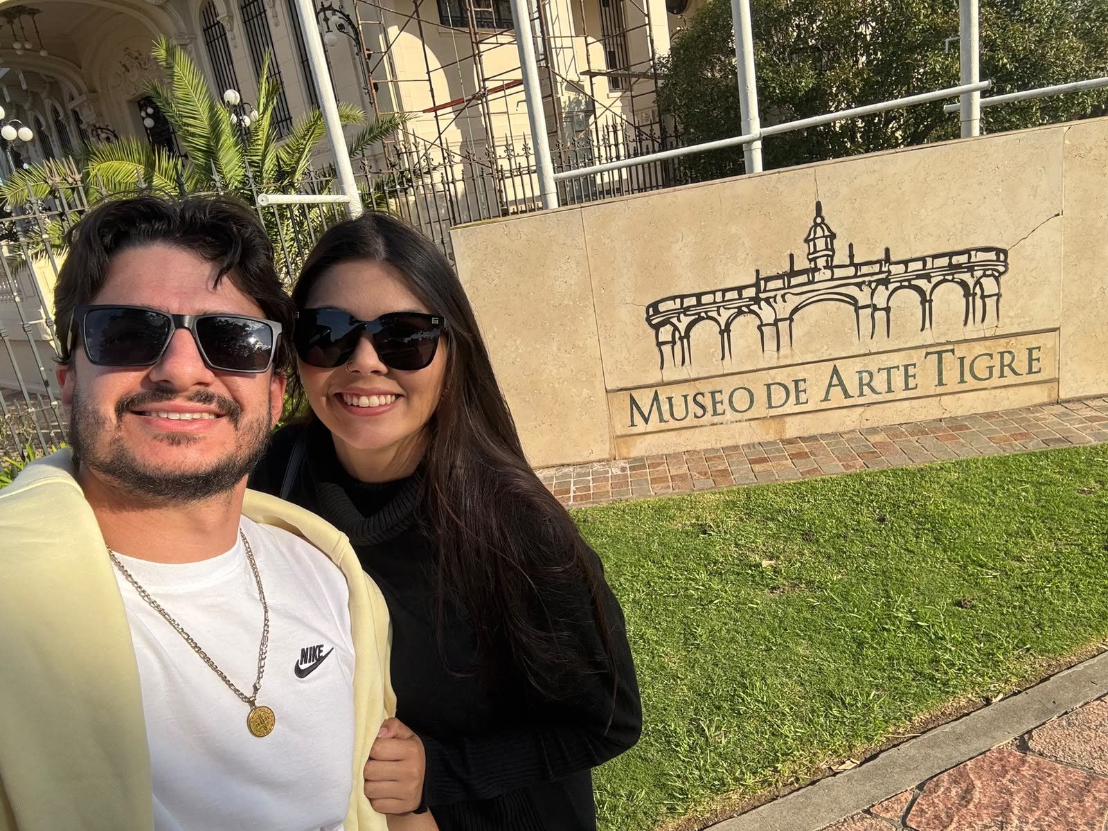 Gabriel e Eloyse sorrindo em frente ao Museo de Arte Tigre