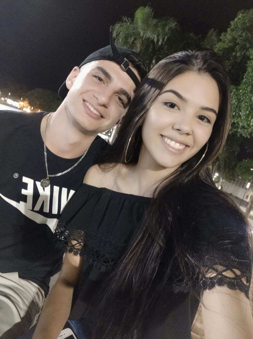 Gabriel e Eloyse sorrindo numa selfie à noite