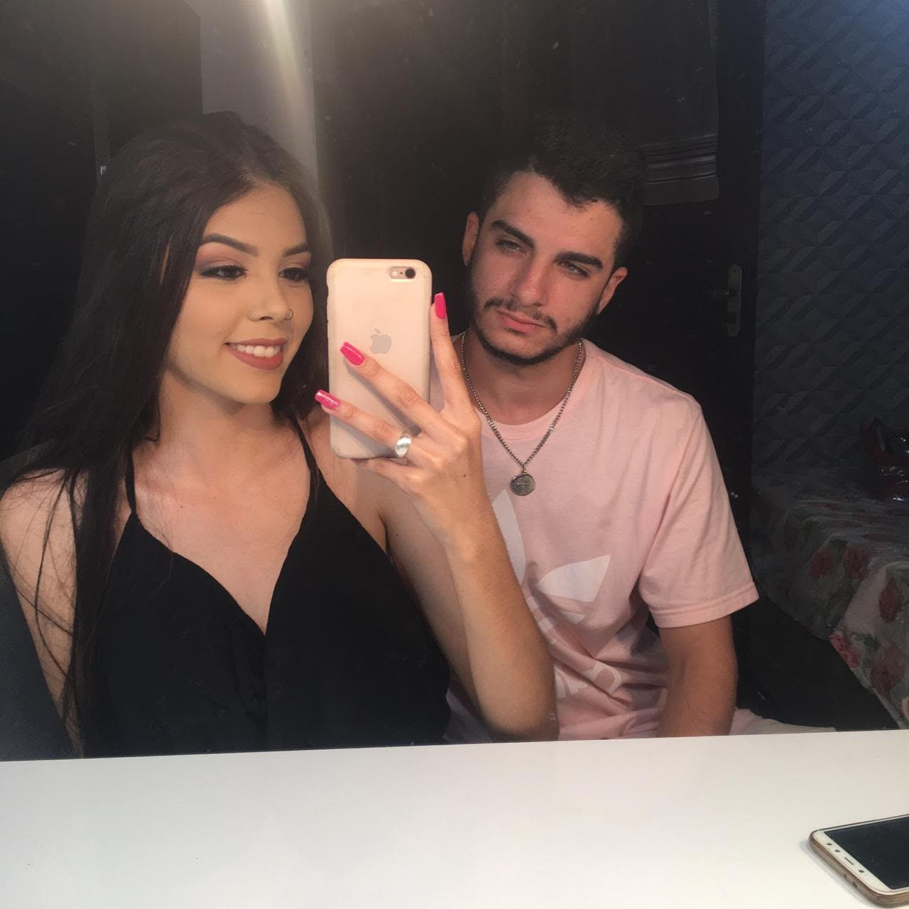 Gabriel e Eloyse numa selfie no espelho