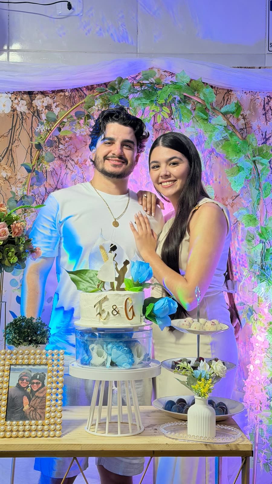 Gabriel e Eloyse no noivado, ela mostrando a aliança